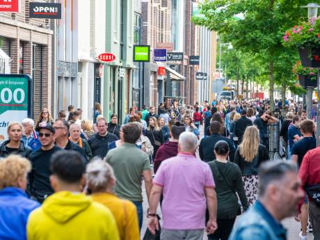 ‘Ga naar huis!’ Het is te druk in centrum van Apeldoorn, burgemeester Ton Heerts doet oproep