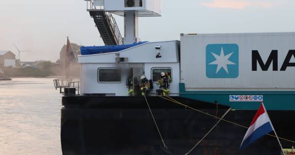 Machinekamer van schip in brand op de Waal bij IJzendoorn - De Gelderlander