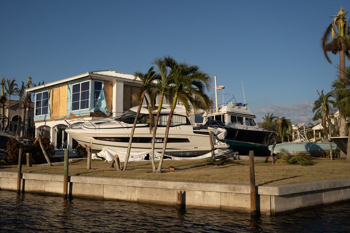 Boten aan land op Sanibel Island, Florida na doortocht van orkaan Ian.