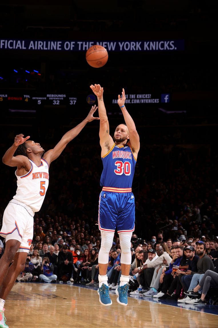 Gemiddeld legt Curry dit seizoen 13,5 keer per wedstrijd aan voor een driepunter. Beeld NBAE via Getty Images