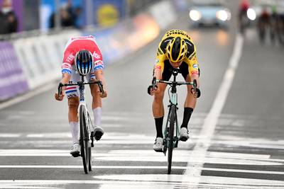 Van der Poel remporte in extremis son duel royal face à Van Aert au Tour des Flandres