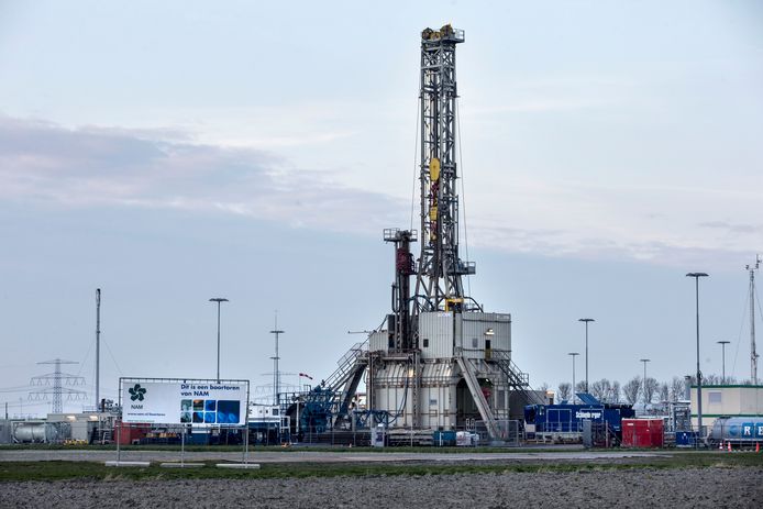 Een boortoren van de NAM op een productielocatie voor aardgas nabij het dorp 't Zandt.