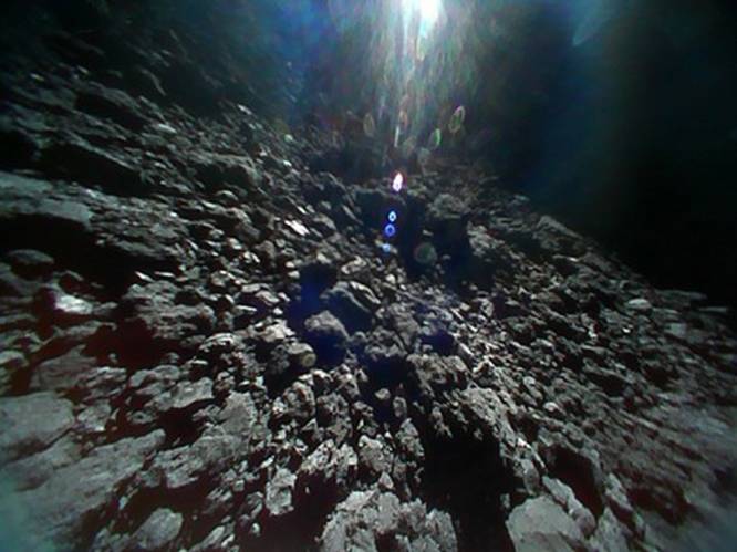 Duits-Franse sonde vergezelt Japanse rovers op asteroïde, doorgestuurde foto's zijn magisch