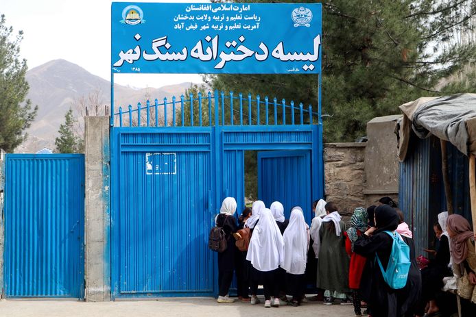 Afghaanse meisjes aan een basisschool in Fayzabad.