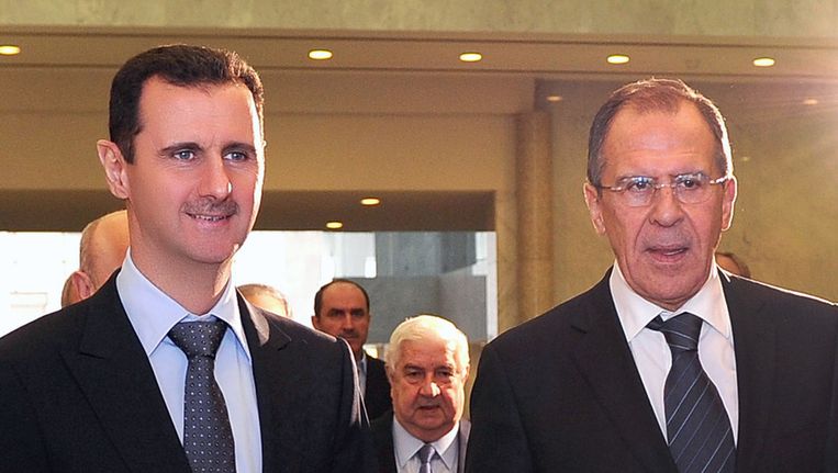 De Russische minister Lavrov (rechts) sprak vandaag met president Assad. Beeld ap
