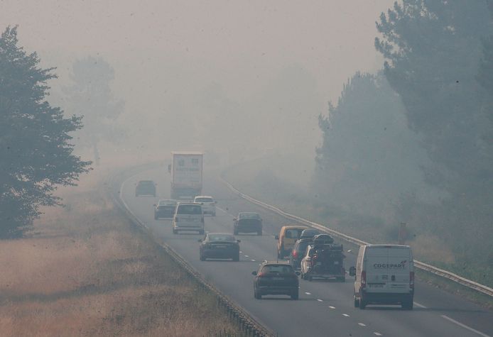 Voor de sluiting van de A63 in Frankrijk had het verkeer al behoorlijk last van de rook van de bosbrand.