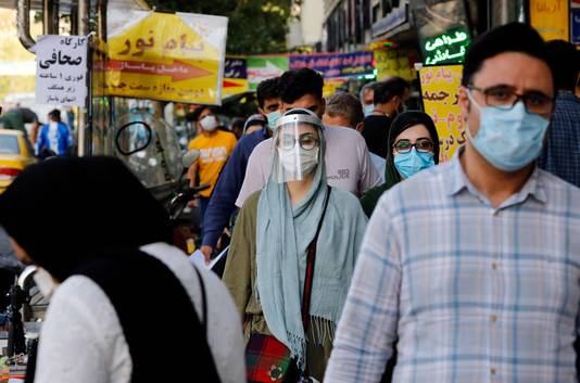 Mensen met mondmaskers en face shields in Teheran.
