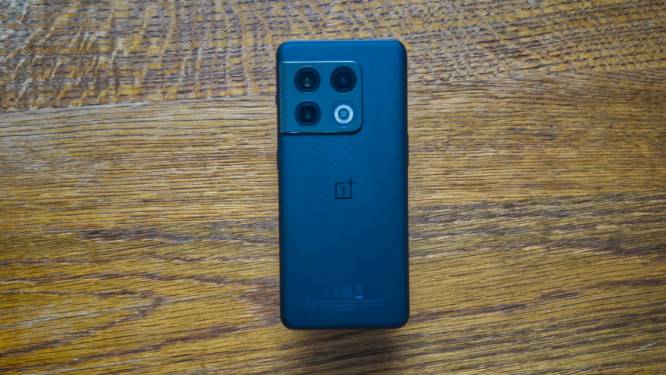 REVIEW. OnePlus 10 Pro valt vooral op door prijs van 899 euro en gigantisch camera-eiland