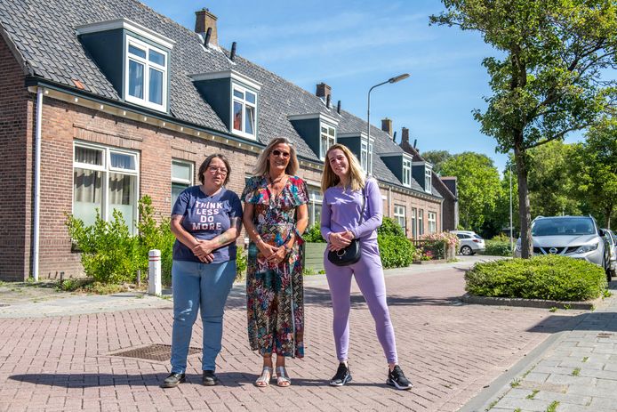Sonja van Son, Willeke Wijntje en Jantje Postuma (vlnr) lachen voor de foto, maar met hun woongenot zijn ze allerminst blij.