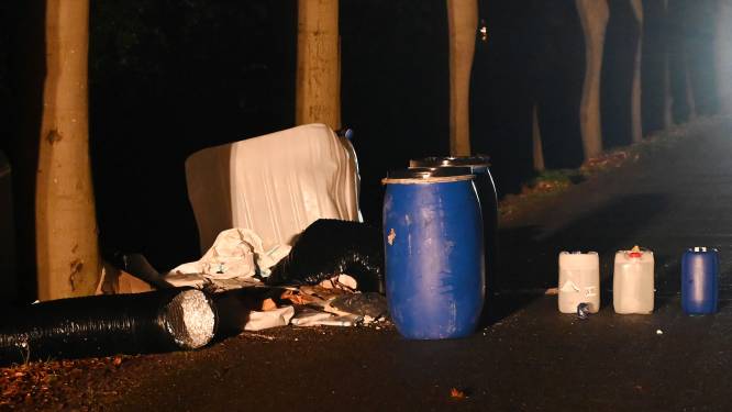 Blauwe vaten en witte bakken gedumpt in Rijsbergen
