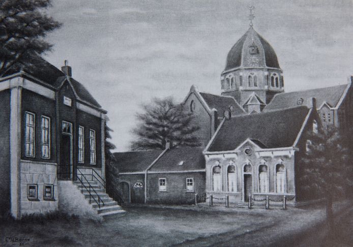 Links het voormalige raadhuis van de gemeente Hoogeloon c.a. In het midden de oude pastorie met links het koetshuis en daarachter de Pancratiuskerk.