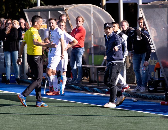 Eindhoven-coach Moses Lodarmasse roerde zich nadrukkelijk voor zijn dug-out en werd door de wedstrijdleiding tot de orde geroepen.
