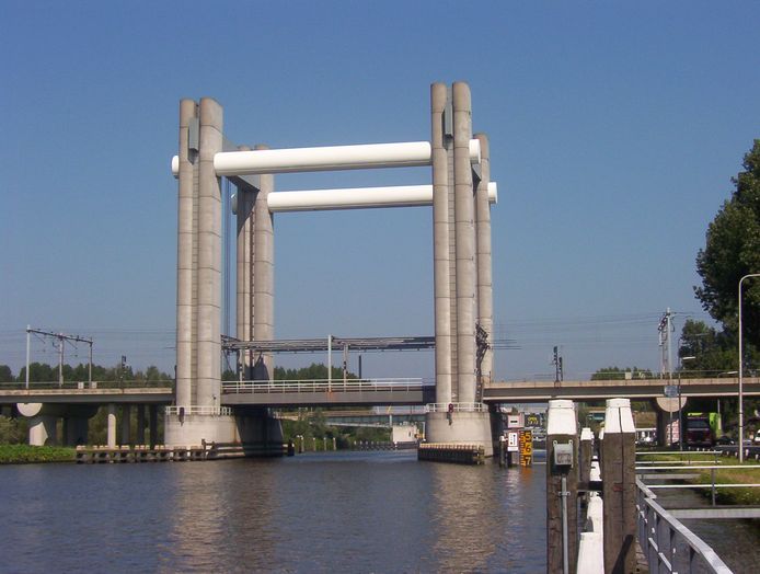 De Hoge Gouwespoorbrug is een hefbrug, zodat het scheepvaartverkeer er niet door wordt gehinderd.