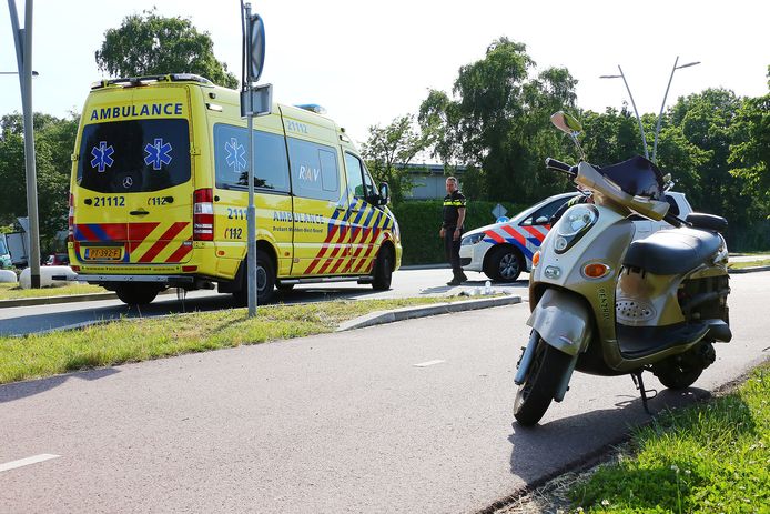 De scooter na het ongeluk in Oss.