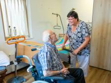 Hanny wilde niet bij ‘die oude mensen’ werken, nu viert ze haar 50-jarig jubileum bij verzorgingshuis