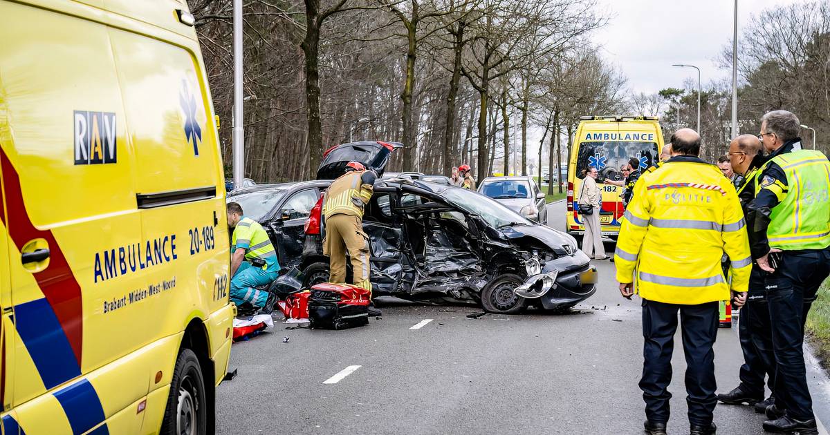 Automobilist zwaargewond na botsing in Tilburg.