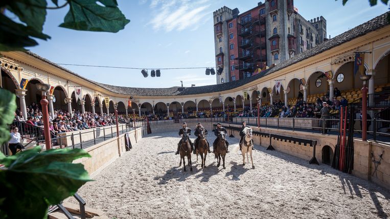Een paardenshow in de Spaanse Arena. Beeld Europa-Park