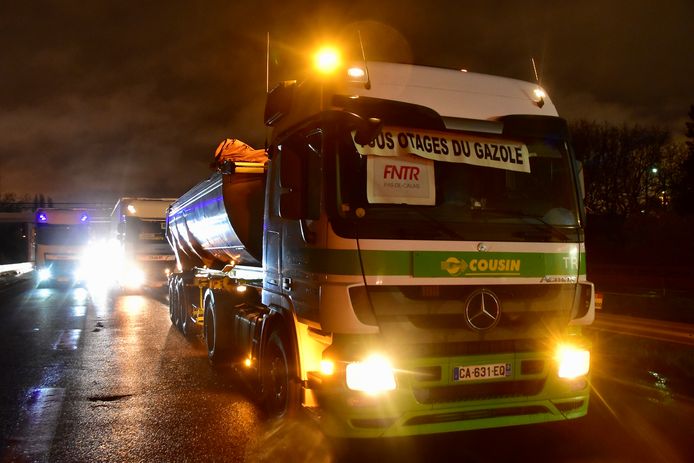 Boze Franse truckers versperden de snelweg met hun vrachtwagens.