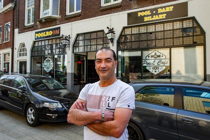 Zafer voor zijn poolcafé aan de Stromarkt.