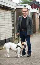 Caron Landzaat is licht verstandelijk gehandicapt. Op de foto staat hij met zijn hond Spike.