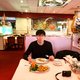 Kunstenaar Benjamin Li zoekt in elk Chin. Ind. restaurant naar de roos van wortel
