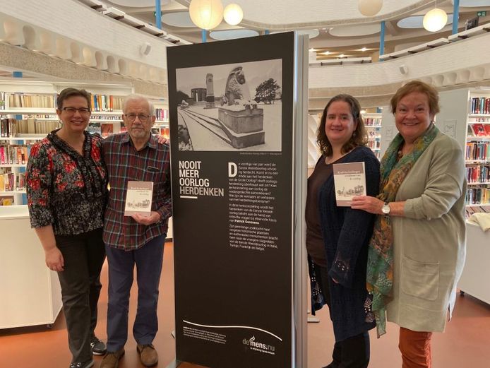 Eddy Smets (85) zal zaterdagavond als afsluiter van de tentoonstelling 'Nooit meer oorlog herdenken' voorlezen uit zijn boek 'Kindvluchtelingen, wrakhout van oorlog'. V.l.n.r.: Vera Smets, Eddy Smets, bibliothecaresse Liesbeth Van Camp en 'Tante Kaat'.