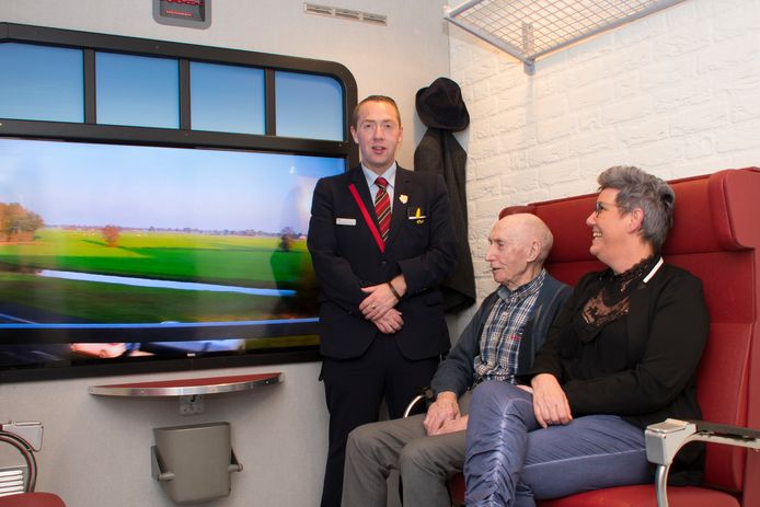 De fictieve treincoupé in het verpleeghuis Zonnekamp in Steenwijk werd geopend door NS-conducteur Tmmy Kuster en bijzijn van genodigden.