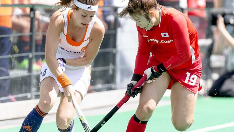 Eva de Goede (links) van Nederland in duel met Sunsoon Oh van Zuid-Korea in de halve finale van de Hockey World League. Beeld ANP
