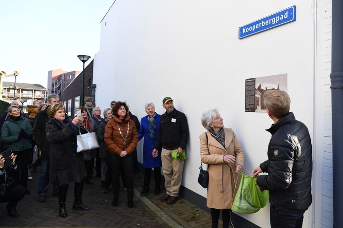 Raamsdonksveer heeft sinds 26 januari een Kooperbergpad binnen de gemeentegrenzen. Nazaten van de familie waar het pad naar vernoemd is onthulden het naambord.