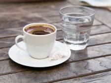 Waarom zou je water drinken bij je koffie?