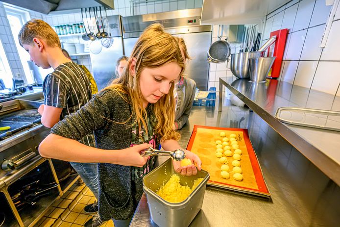 Leerlingen van De Bukehof maken kokosmakronen op de Nationale Horecadag in restaurant d'n Halder in Hoeven.