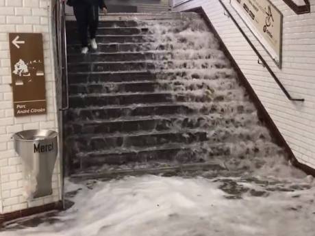 Des pluies diluviennes s’abattent sur Paris, des stations de métro inondées