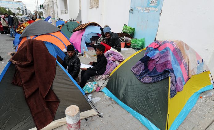 Uit huis gezette migranten kamperen in de straten van de hoofdstad Tunis.