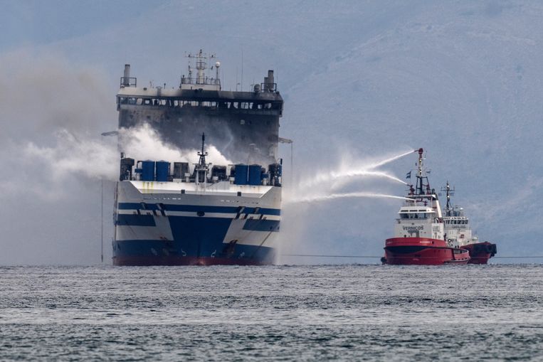 Hulpdiensten blijven zoeken naar overlevenden van brand op veerboot bij eiland Corfu