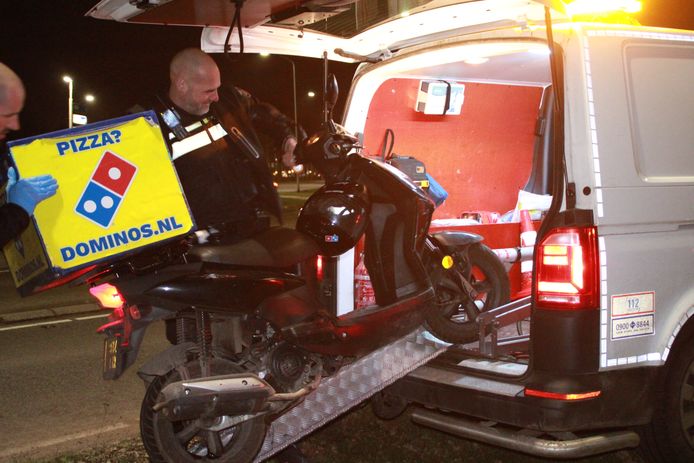 De politie bracht een bezorgscooter terug nadat deze in botsing was gekomen met een brommobiel in Lelystad.