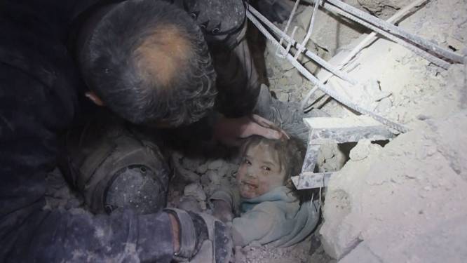 Ook lichtpuntjes in rampgebied: reddingsploegen redden ene na andere overlever van onder brokstukken in Turkije en Syrië