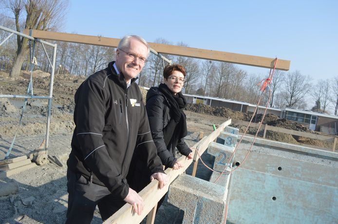 Projectleider Henk de Baeij van aannemer Fraanje en An Cats-van der Klooster van de gemeente Tholen.