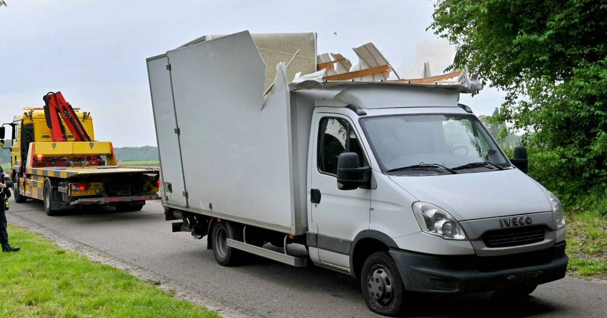 Verkeerde inschatting: bakwagen verliest dak na knal tegen viaduct in Terheijden | 112 nieuws Drimme