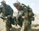 Des marines américains portant un blessé dans le sud de l'Irak le 23 mars 2003.