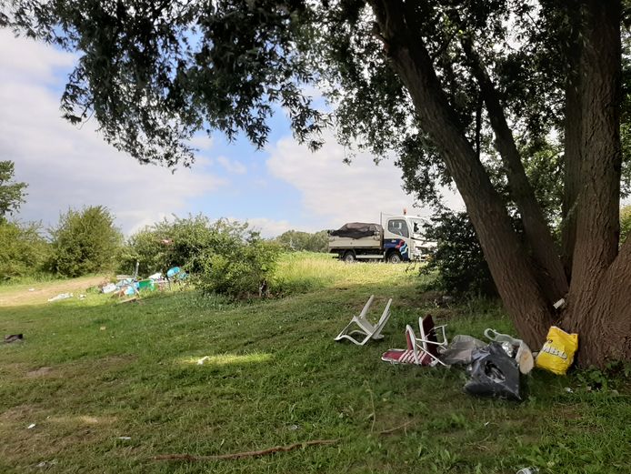 Zwerfafval bij 't Wild, gemeente Oss, langs de Maas. Het vrachtwagentje op de achtergrond is al helemaal vol geladen met rommel die hier óók lag.