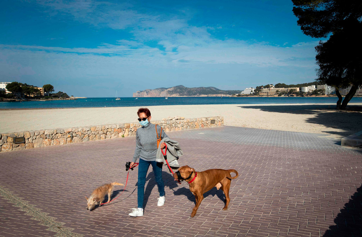 Een vrouw in het Spaanse Santa Ponca laat haar honden uit.