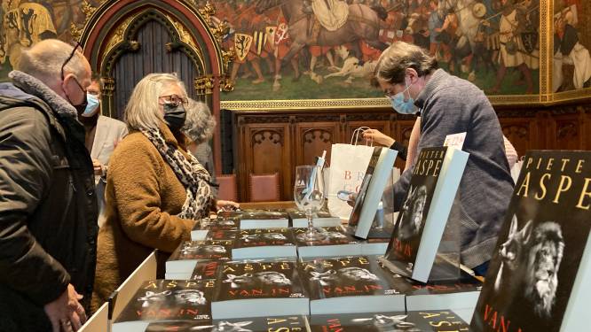 Laatste Aspe-boek is meteen een succes in het Stadhuis van Brugge, waar auteur een hele dag lang geëerd wordt