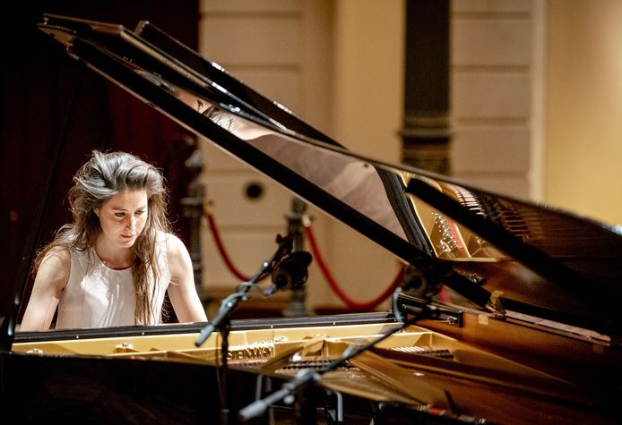 Pianiste Iris Hond, hier tijdens een uitvoering in het Concertgebouw.
