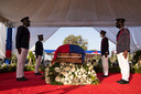 Des policiers gardent le cercueil contenant le corps du président Jovenel Moise pendant le début de sa cérémonie funéraire au Cap-Haïtien, en Haïti, le 23 juillet 2021.