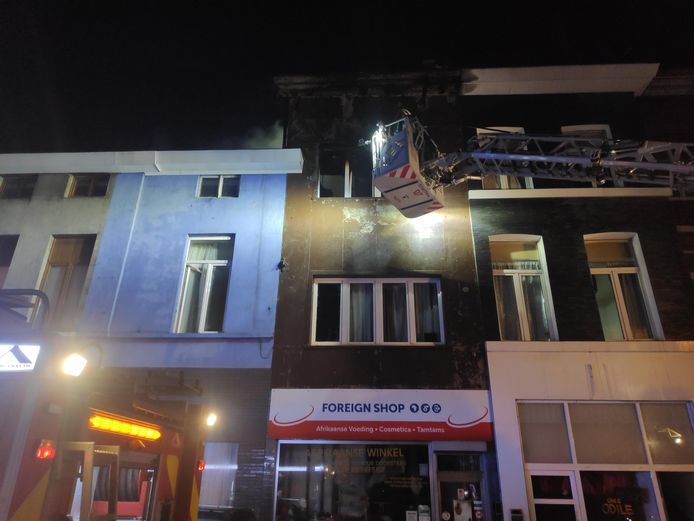 De speciaalzaak in Afrikaanse waren brandde volledig uit.
