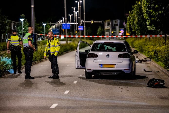 Bij een aanrijding tussen een fietser en auto op de Ringbaan Noord in Tilburg is de fietser zwaargewond geraakt.