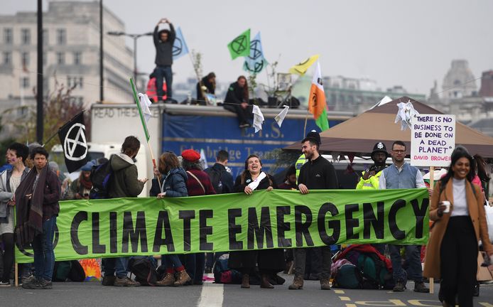 Klimaatactivisten op de Waterloo-brug in Londen.