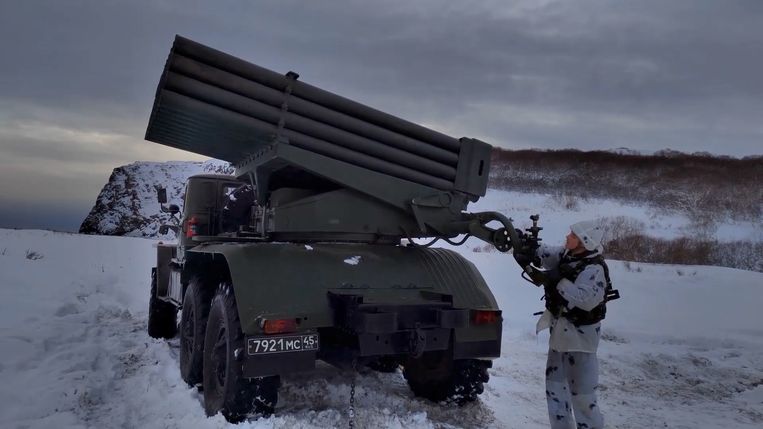 Een Russische artilleriesoldaat checkt een Grad-houwitser op oefening nabij Sputnik, in de regio Moermansk Region.  Beeld BELGAIMAGE