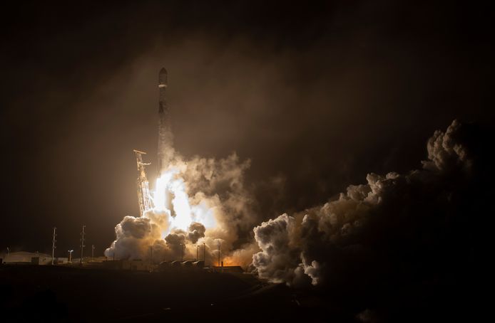 De lancering van de SpaceX Falcon 9 raket, met DART aan boord.
