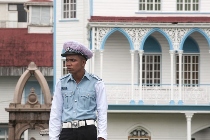 Een politieagent in Georgetown, Guyana.
